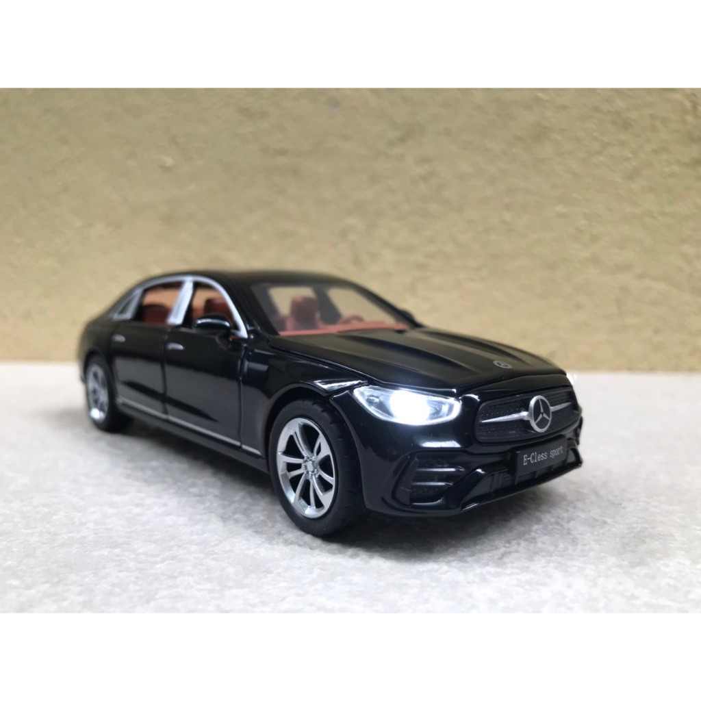 Mô hình xe Mercedes-Benz E300 2024 1:32