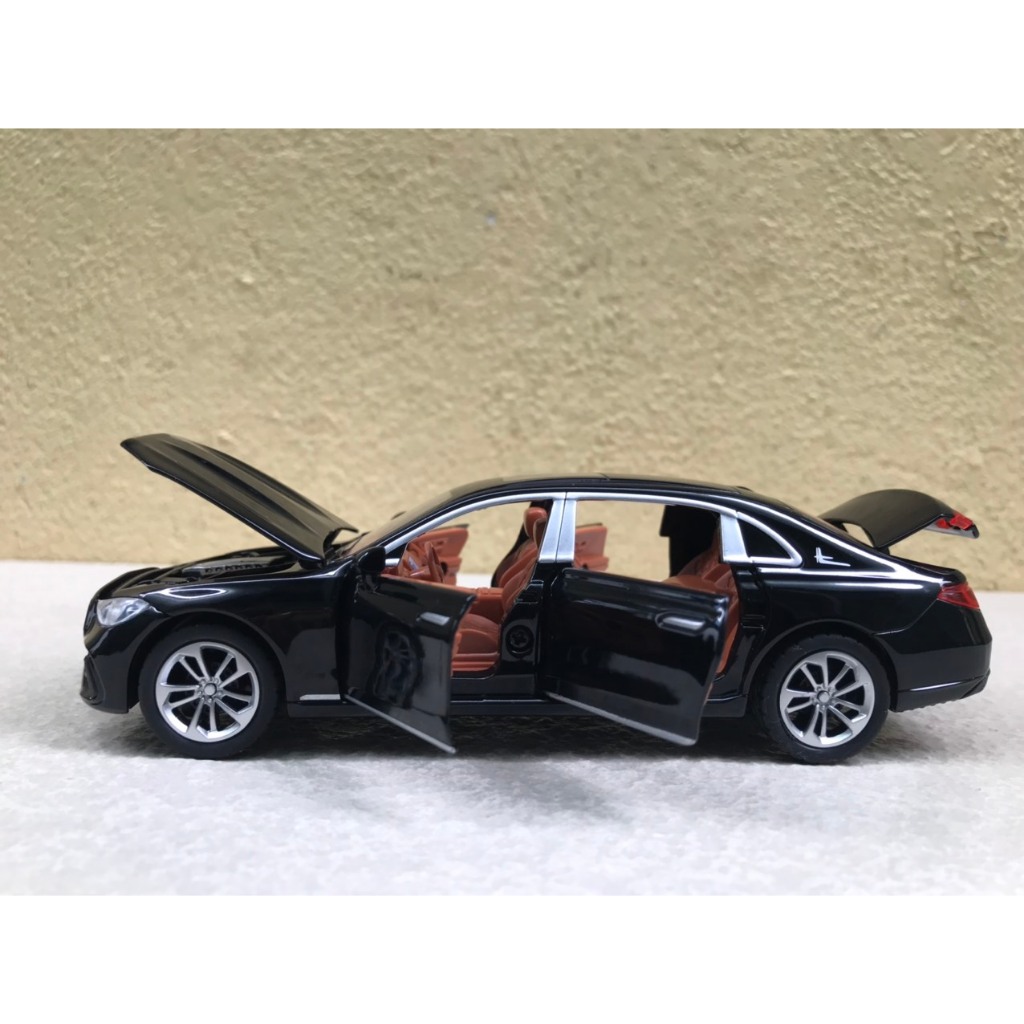 Mô hình xe Mercedes-Benz E300 2024 1:32