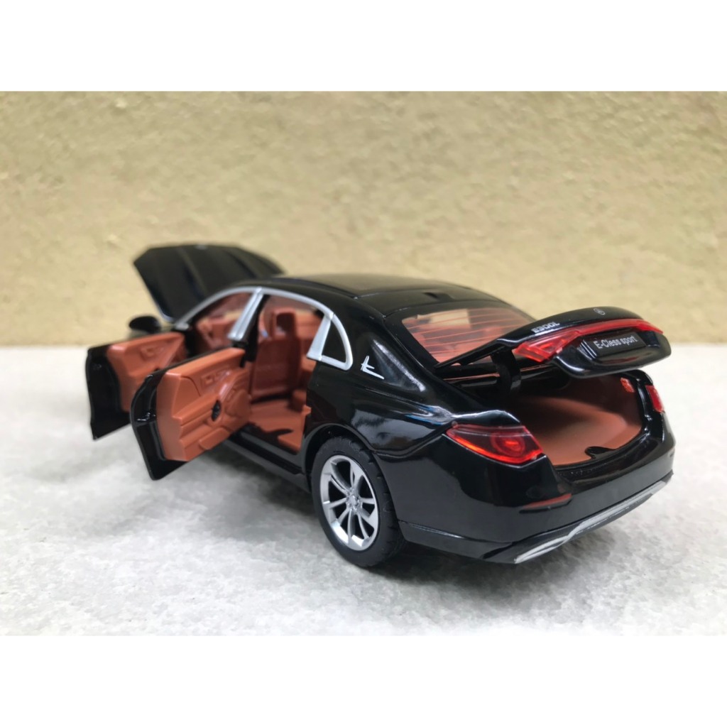 Mô hình xe Mercedes-Benz E300 2024 1:32