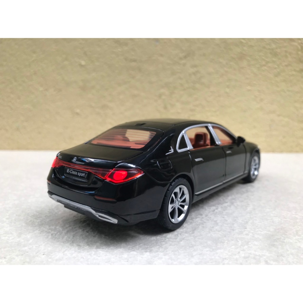 Mô hình xe Mercedes-Benz E300 2024 1:32
