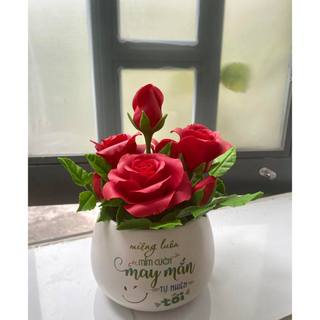 Chậu hoa hồng đỏ để bàn làm từ đất sét
