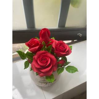 Chậu hoa hồng đỏ để bàn làm từ đất sét