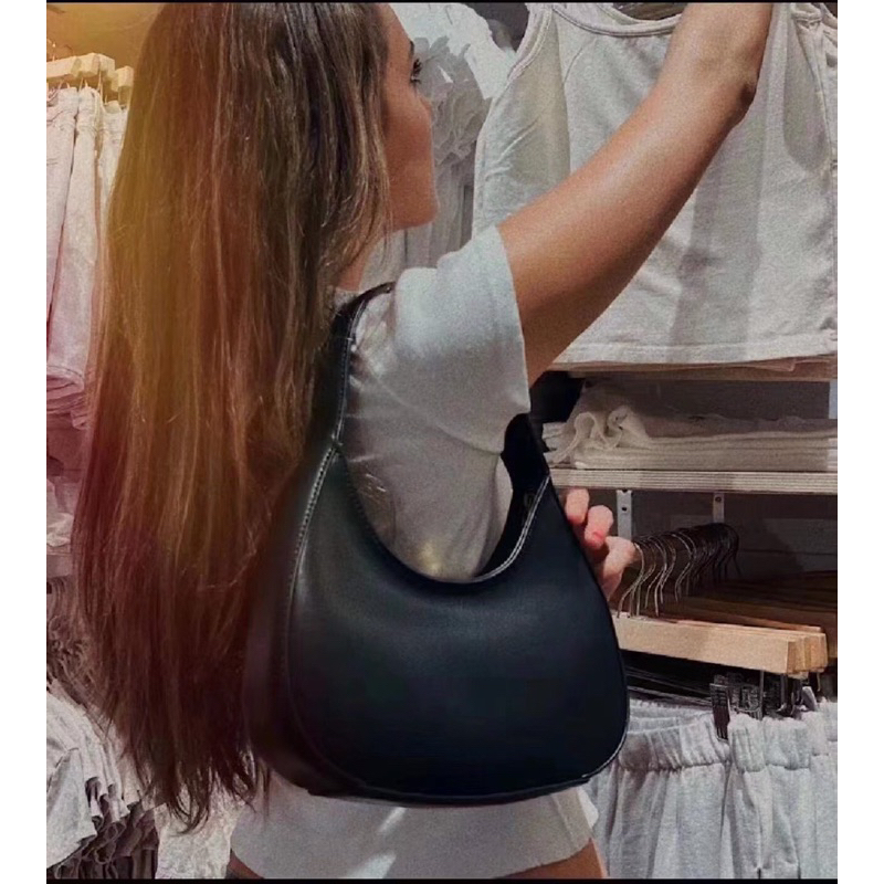 Túi xách đeo vai brandy Melville hobo màu đen