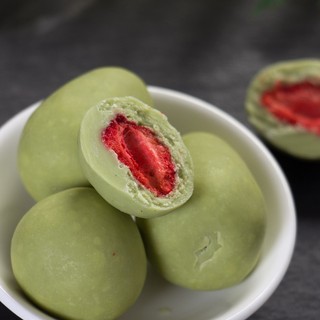 SOCOLA SỮA MATCHA BỌC DÂU TÂY/HẠNH NHÂN