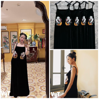 Váy nhung the hai dây quai tết thêu tranh đông hồ