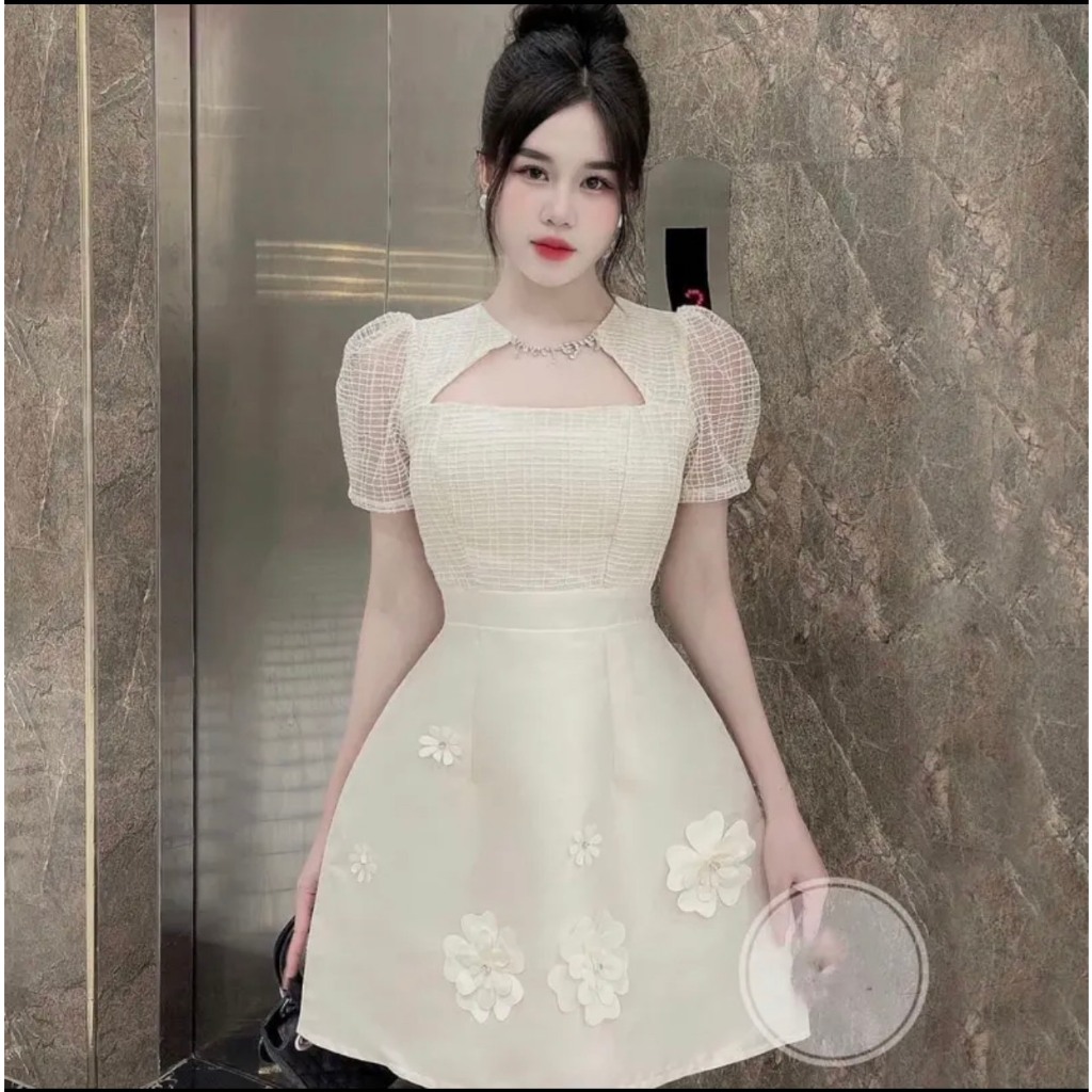 Đầm chữ A tay ngắn hở ngực cách điệu  kèm phụ kiện dây cổ đính hoa như ảnh màu đầm trắng, kem