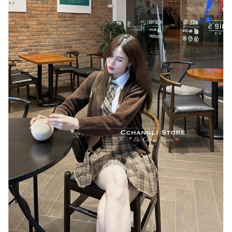 SET 4 MÓN SƠ MI TRẮNG KÈM KHOÁC LEN TĂM NÂU MIX CÀ VẠT VÀ CHÂN VÁY CARO XẾP LY