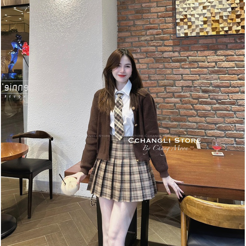 SET 4 MÓN SƠ MI TRẮNG KÈM KHOÁC LEN TĂM NÂU MIX CÀ VẠT VÀ CHÂN VÁY CARO XẾP LY