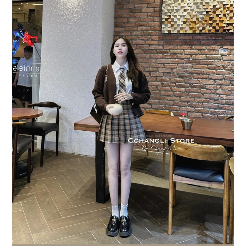 SET 4 MÓN SƠ MI TRẮNG KÈM KHOÁC LEN TĂM NÂU MIX CÀ VẠT VÀ CHÂN VÁY CARO XẾP LY