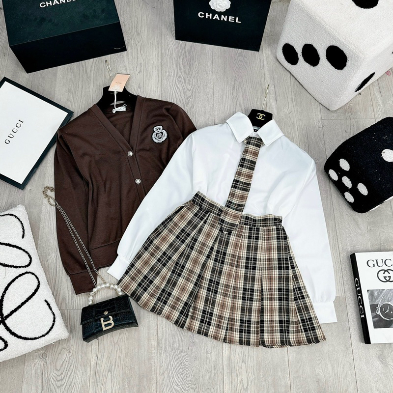 SET 4 MÓN SƠ MI TRẮNG KÈM KHOÁC LEN TĂM NÂU MIX CÀ VẠT VÀ CHÂN VÁY CARO XẾP LY