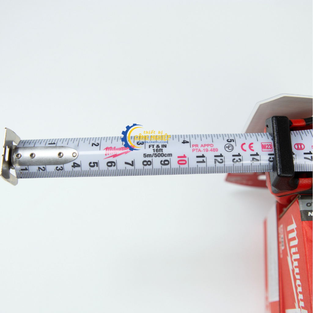 Thước cuộn 5m Milwaukee 48-22-0616 có nam châm. Thước dây thép chống gãy, kéo thả êm ái.