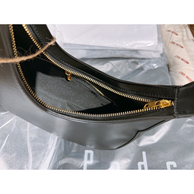 Túi xách đeo vai brandy Melville hobo màu đen