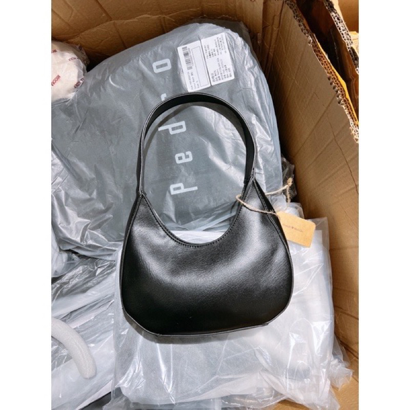 Túi xách đeo vai brandy Melville hobo màu đen