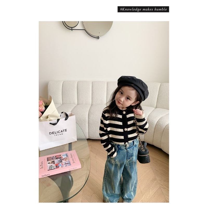Áo Len Cadigan Sọc Trắng Đen Bé Gái , ảnh cuối khách mặc