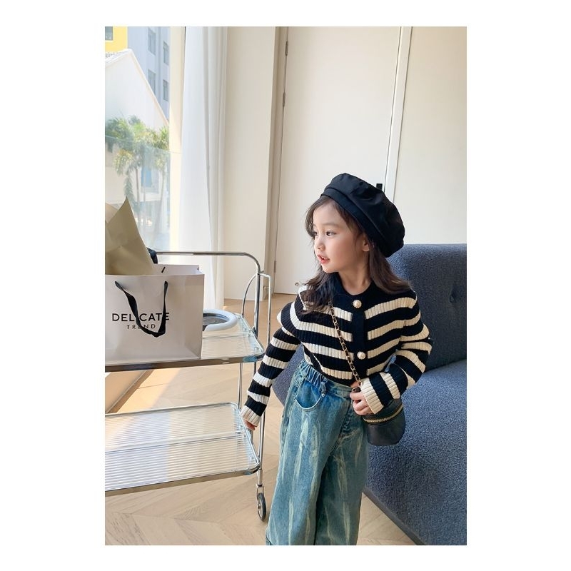 Áo Len Cadigan Sọc Trắng Đen Bé Gái , ảnh cuối khách mặc