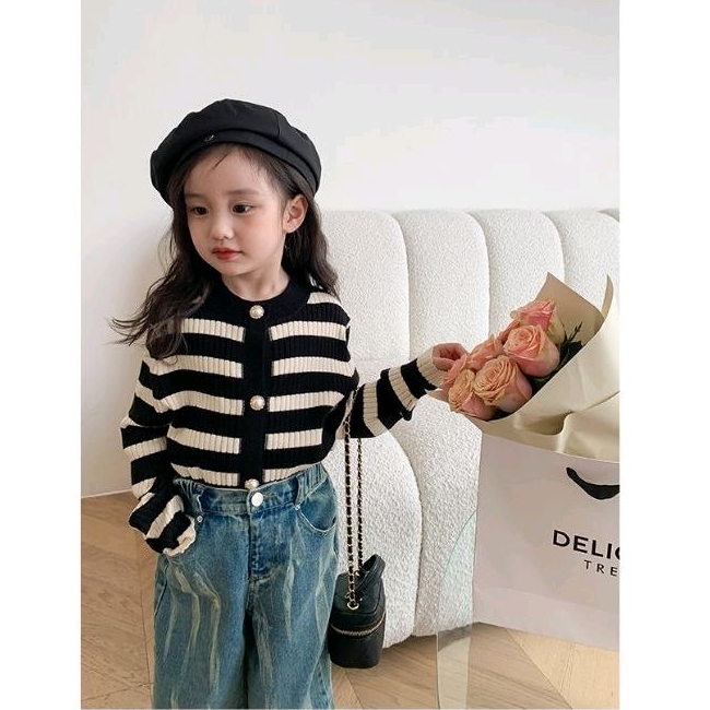 Áo Len Cadigan Sọc Trắng Đen Bé Gái , ảnh cuối khách mặc