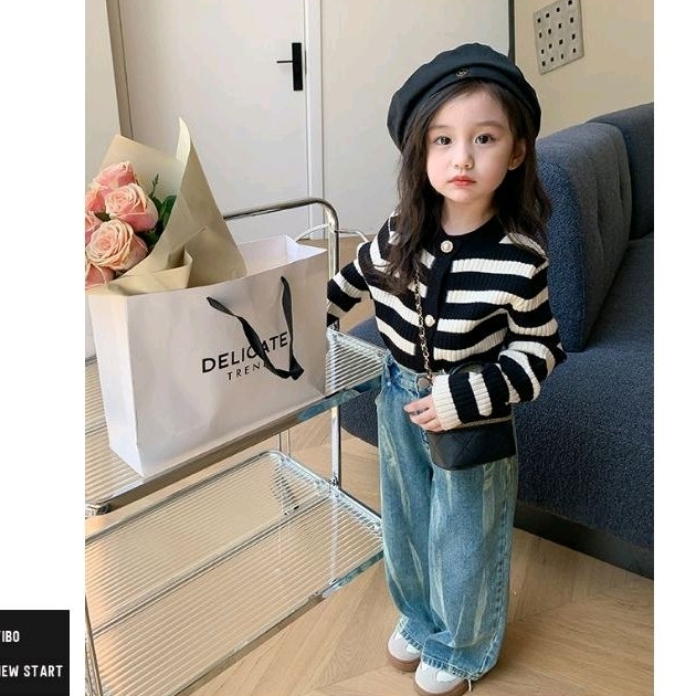 Áo Len Cadigan Sọc Trắng Đen Bé Gái , ảnh cuối khách mặc