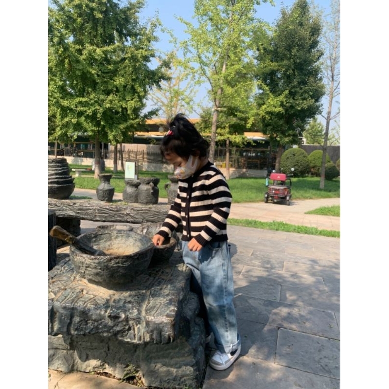 Áo Len Cadigan Sọc Trắng Đen Bé Gái , ảnh cuối khách mặc