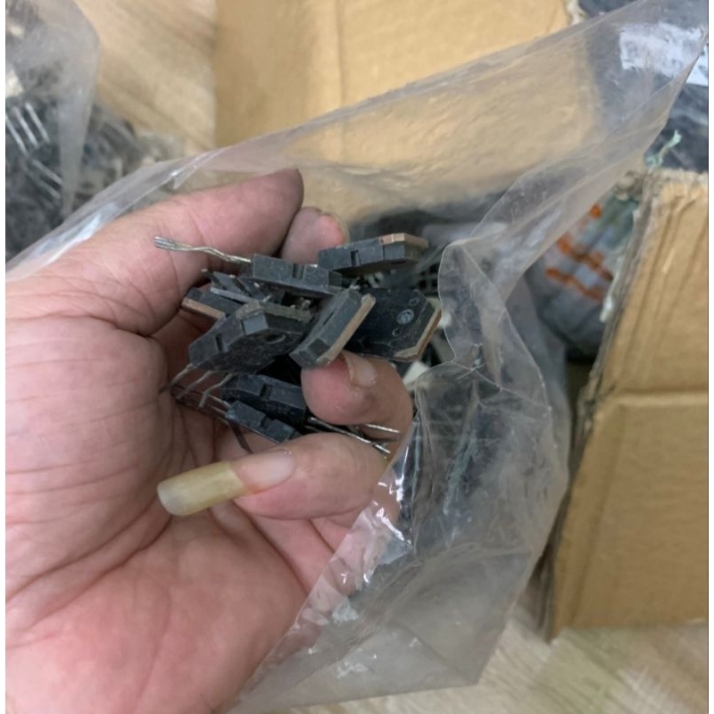 20 con Sò D718 2SD718  tháo máy lưng đồng chân dài từ 1.4cm-2cm