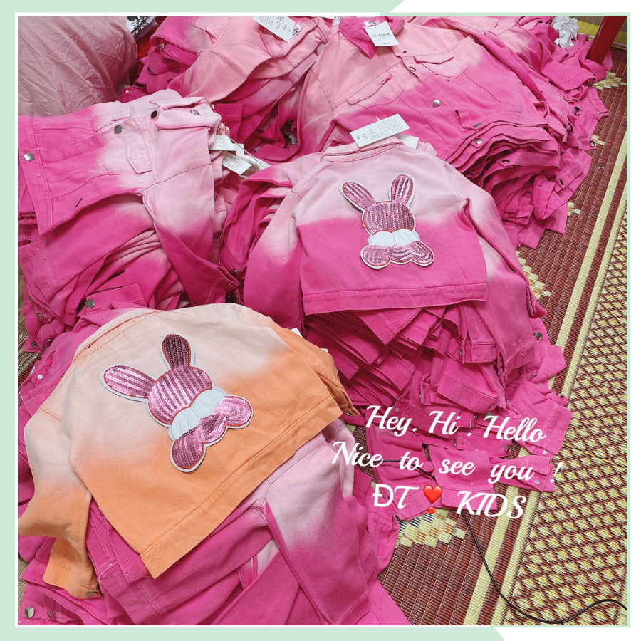 Áo khoác jean màu loang dài tay đính thỏ hạt cá tính, áo khoác denim thu đông cho bé gái AK13