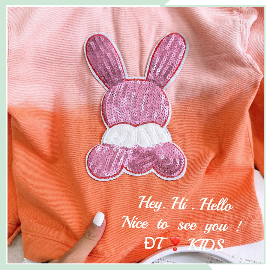 Áo khoác jean màu loang dài tay đính thỏ hạt cá tính, áo khoác denim thu đông cho bé gái AK13