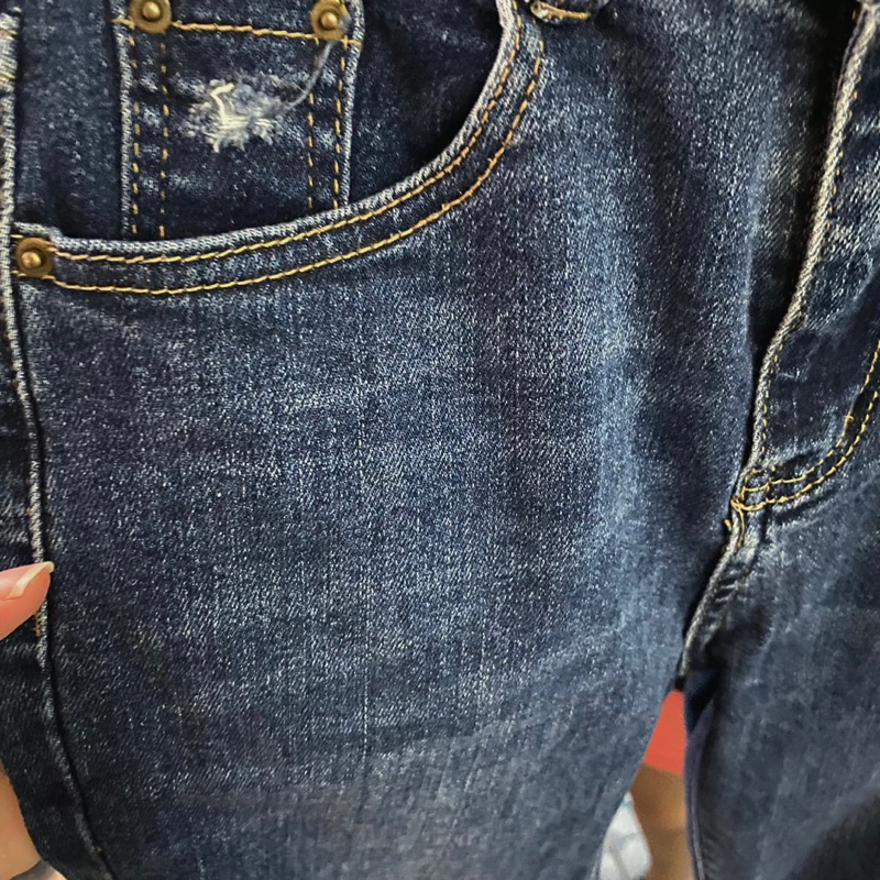 Quần jeans màu xanh đậm