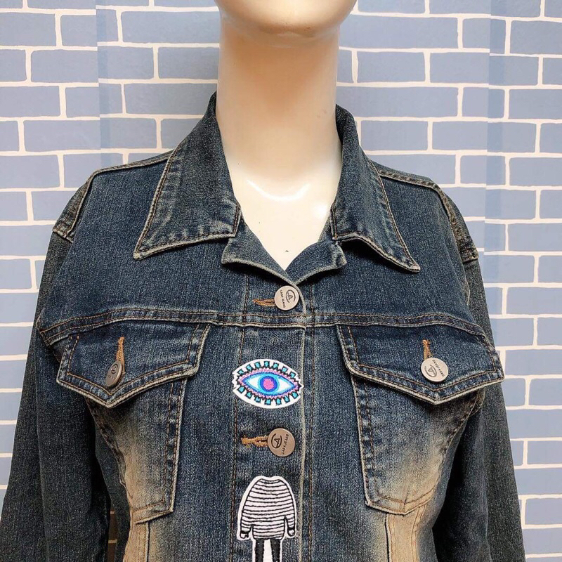 Áo khoác jean túi hộp hình thêu