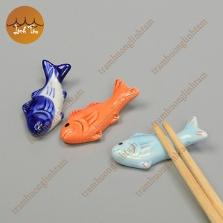 Gác đũa phụ kiện bàn ăn gốm sứ hình cá chép cá koi trang trí