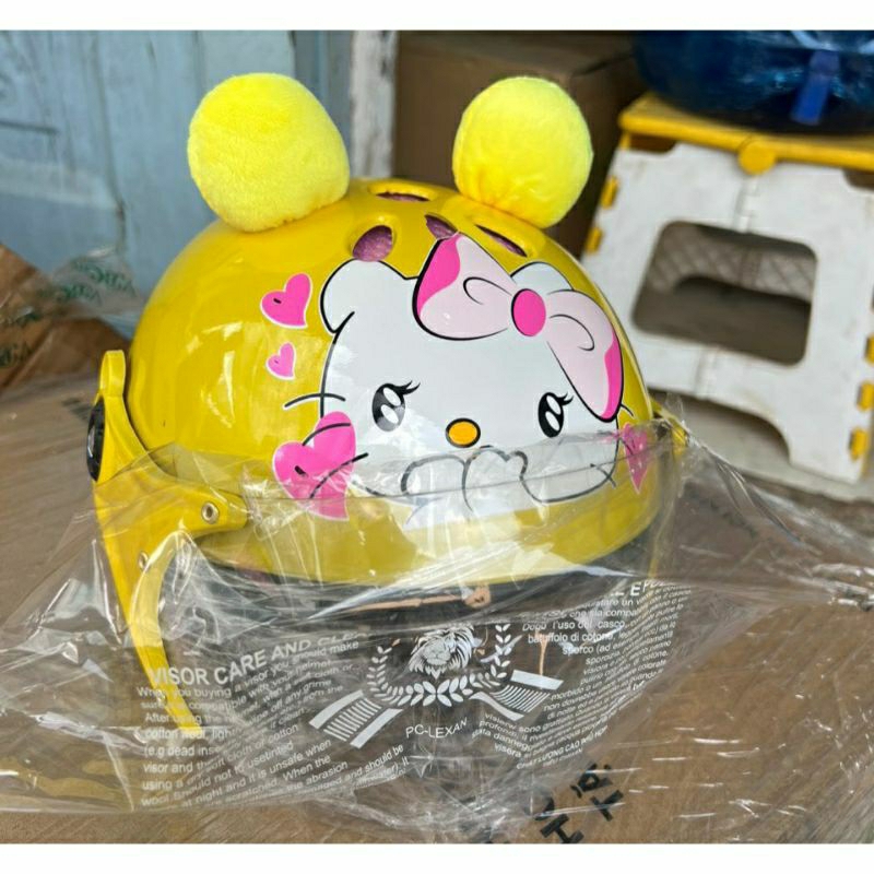 《 HCM 》Mũ / Nón bảo hiểm có kính , Mũ Hello Kitty - đôrêmon có lỗ thông hơi cho bé
