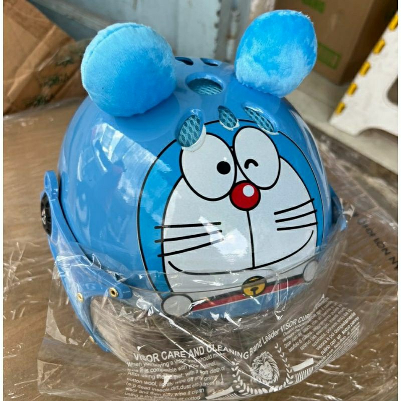 《 HCM 》Mũ / Nón bảo hiểm có kính , Mũ Hello Kitty - đôrêmon có lỗ thông hơi cho bé