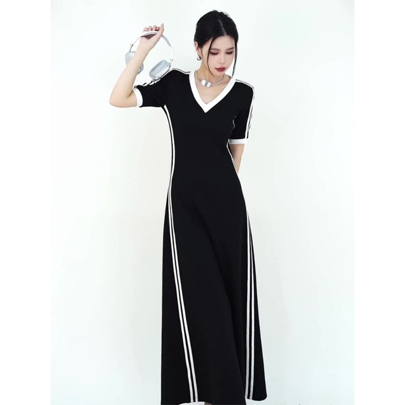 Đầm Moon cổ V, thun umi xịn. Dáng dài 125 - tà rộng ngang > 110cm . Bao check hàng.