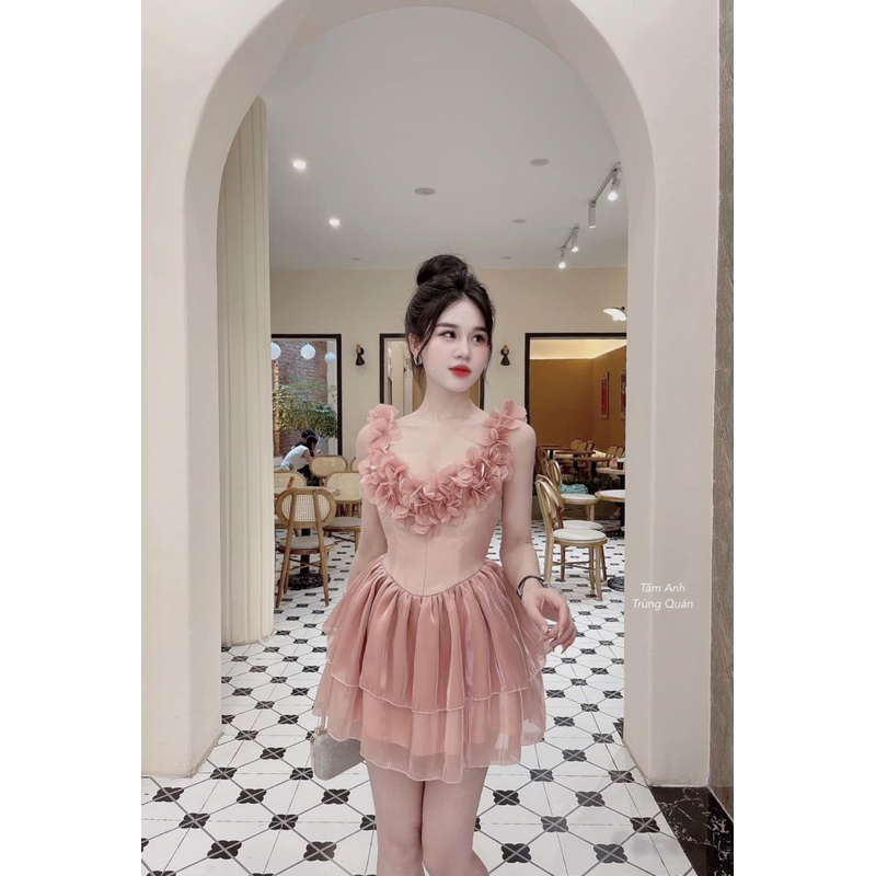 Đầm tiểu thư tơ óng, váy trễ vai đính hoa xếp tầng dáng ngắn có lót trong dày dặn