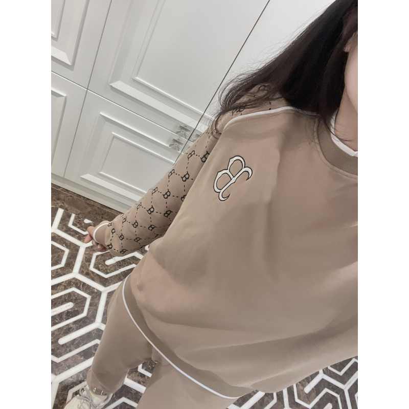 BỘ NỈ DA CÁ MÀU NÂU PHỐI CHỮ B TAY ÁO