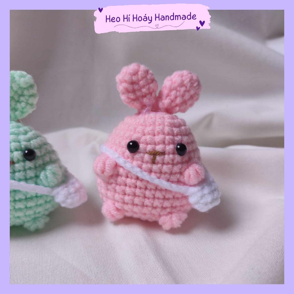 Móc khóa thỏ đeo túi đi học Heo Hí Hoáy dễ thương