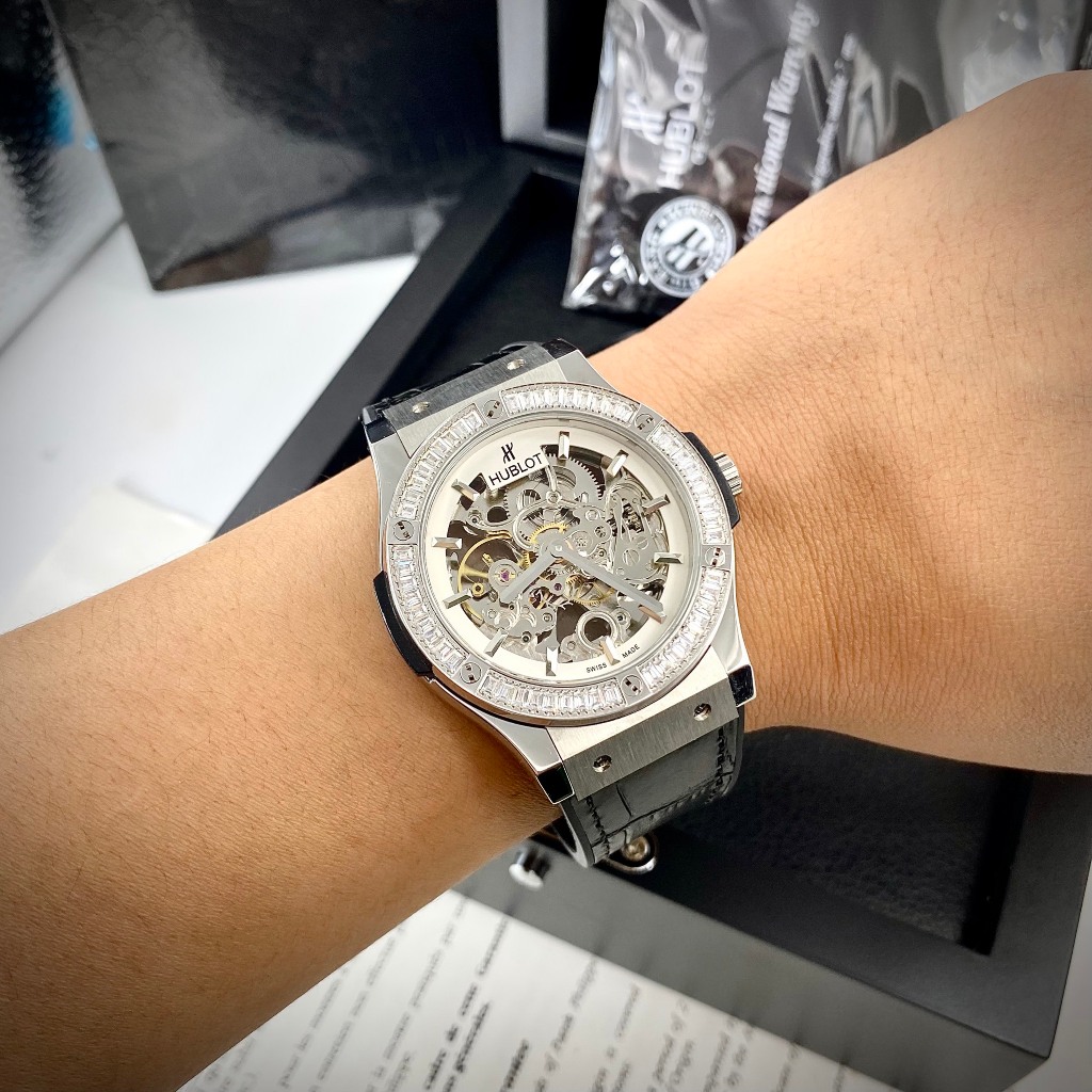 Đồng Hồ Nam HuBIot Sapphire HA84 Lộ cơ Case 42mm Viền đá ống Baguette Máy cơ Automatic Nhật