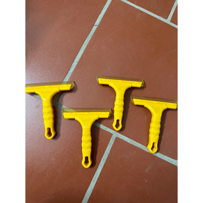 Gạt nước vệ sinh cửa kính ,gạt dán decal , gạt kính xe hơi..