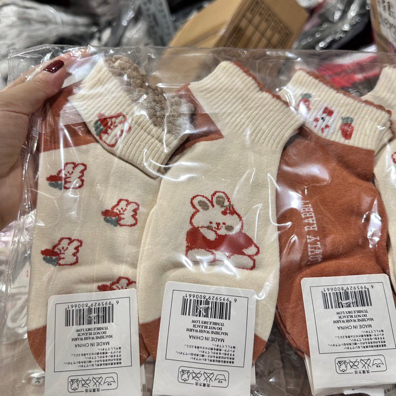 Sỉ 10 đôi tất hình gấu dâu siêu xinh 2023, tất cổ rua