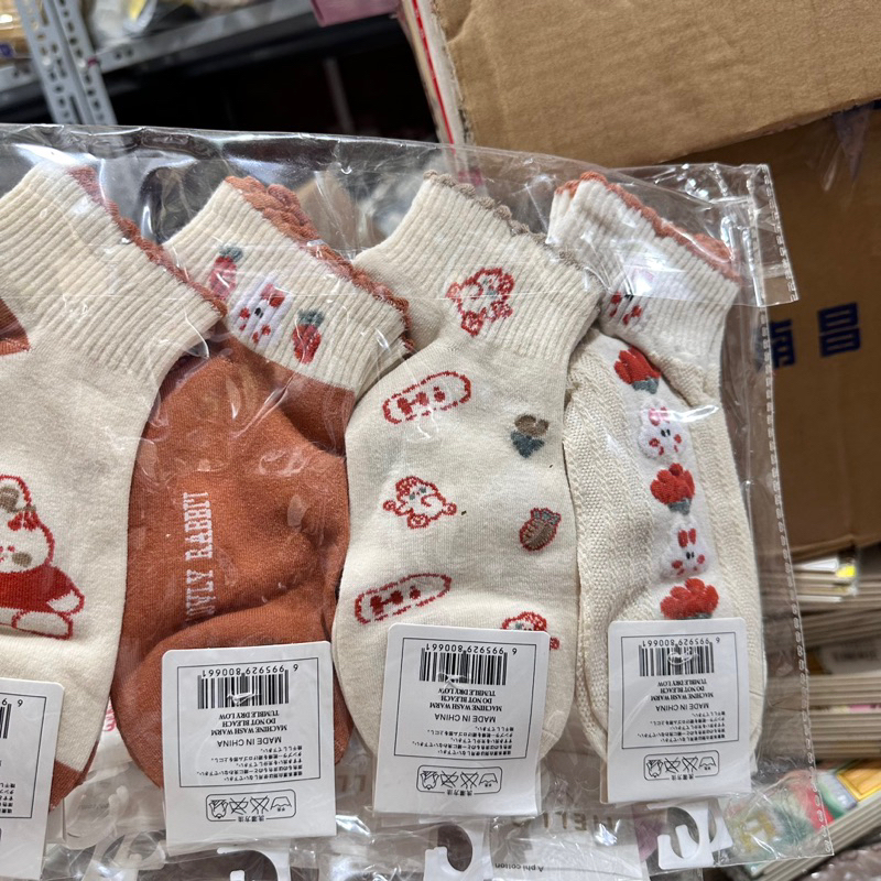 Sỉ 10 đôi tất hình gấu dâu siêu xinh 2023, tất cổ rua