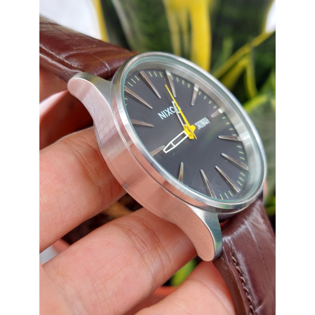 Đồng hồ nam Nixon mặt đen dây da chạy pin hàng Si