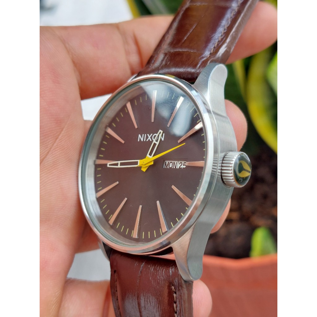 Đồng hồ nam Nixon mặt đen dây da chạy pin hàng Si