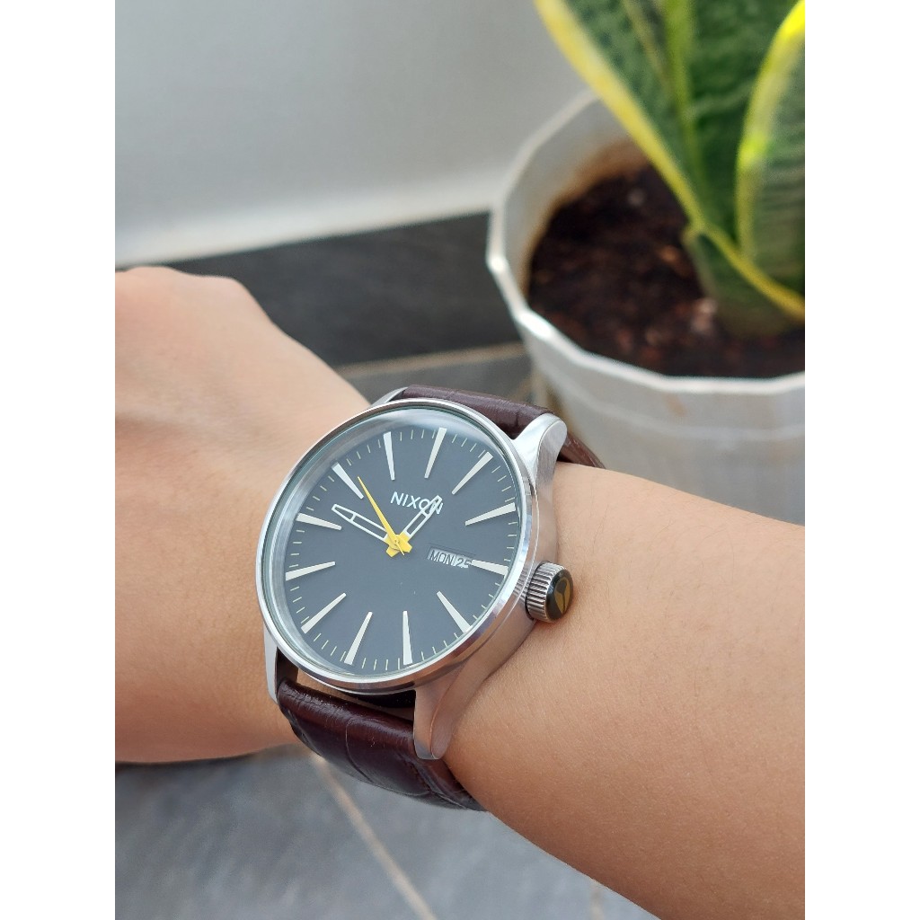 Đồng hồ nam Nixon mặt đen dây da chạy pin hàng Si