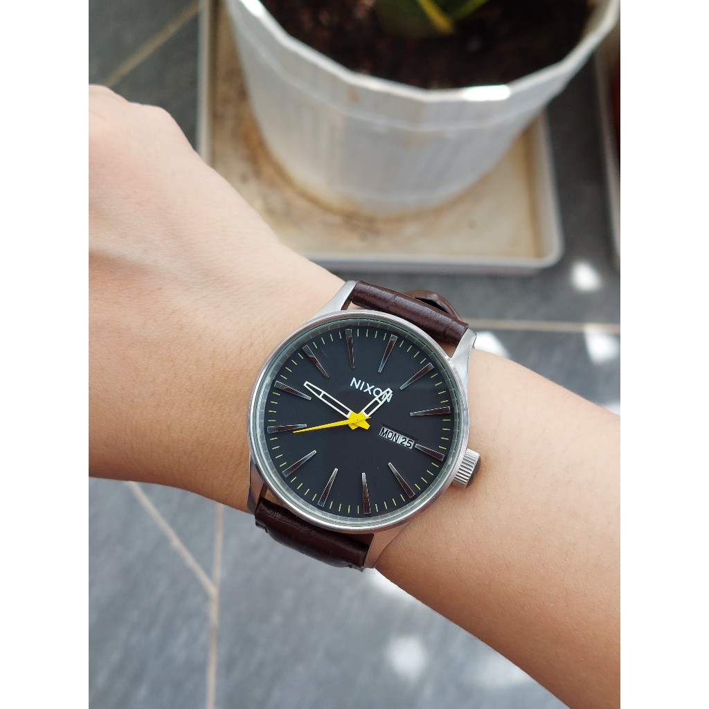 Đồng hồ nam Nixon mặt đen dây da chạy pin hàng Si