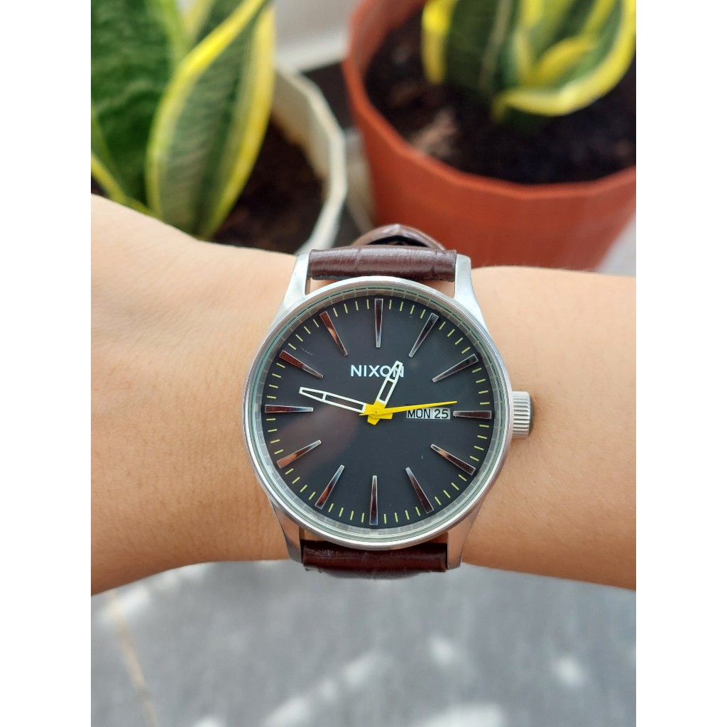 Đồng hồ nam Nixon mặt đen dây da chạy pin hàng Si