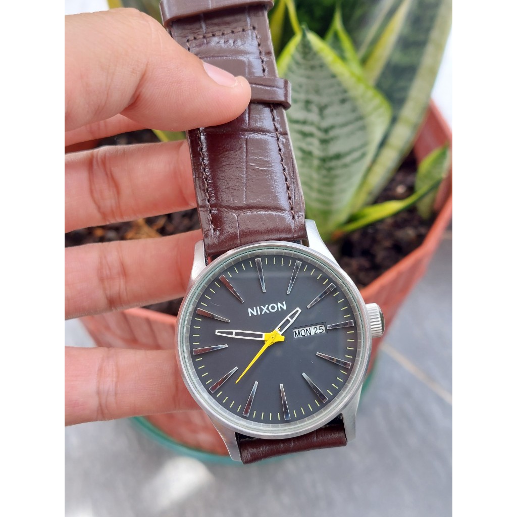 Đồng hồ nam Nixon mặt đen dây da chạy pin hàng Si