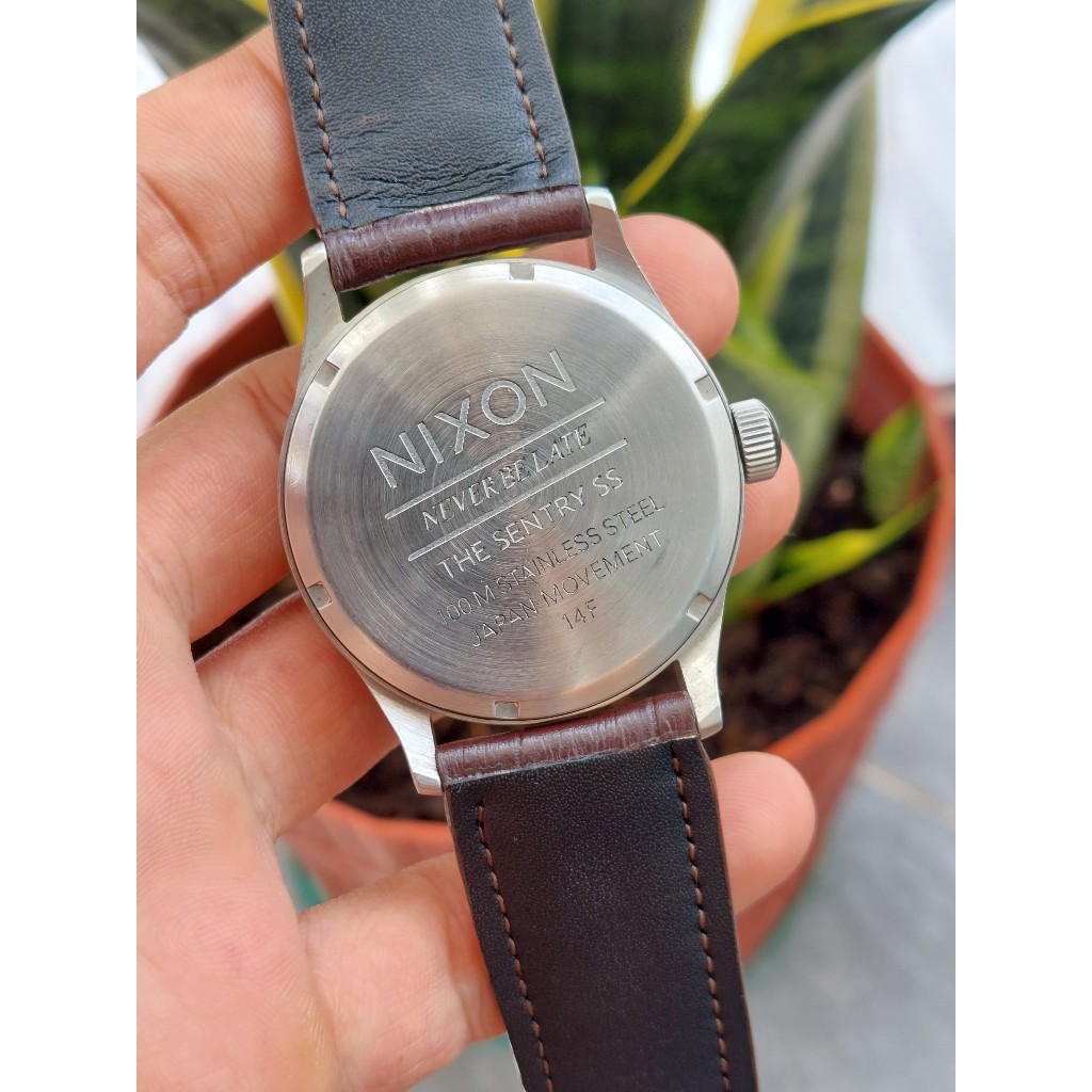 Đồng hồ nam Nixon mặt đen dây da chạy pin hàng Si