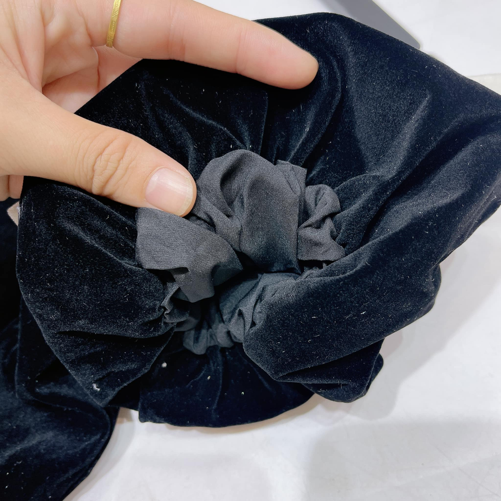 Váy nhung trễ vai đính nơ dáng dài 2 lớp khóa sau