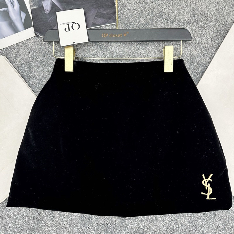 Chân váy nhung A đính tag yslll