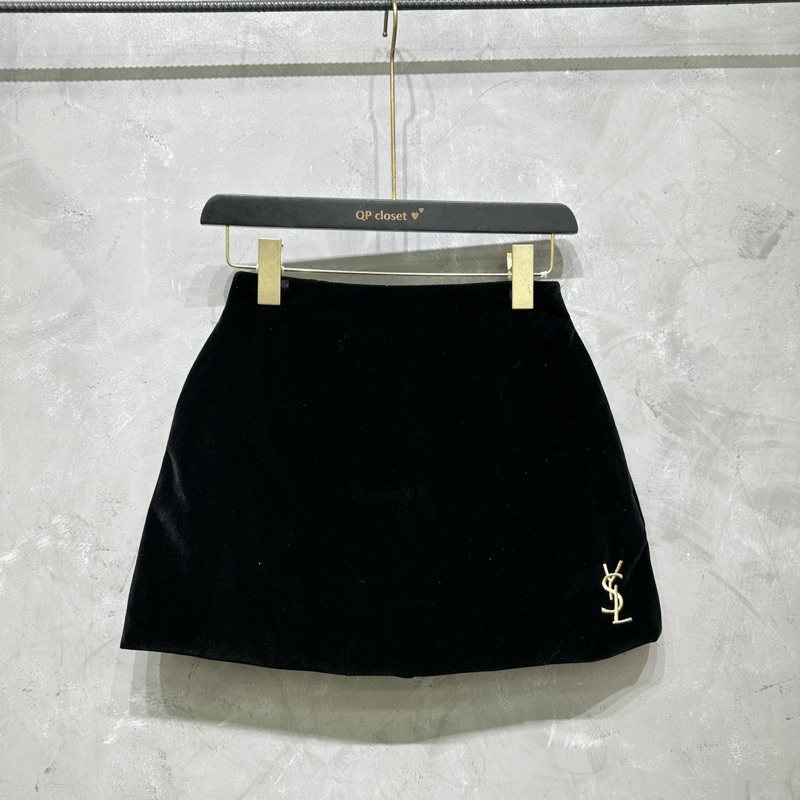 Chân váy nhung A đính tag yslll