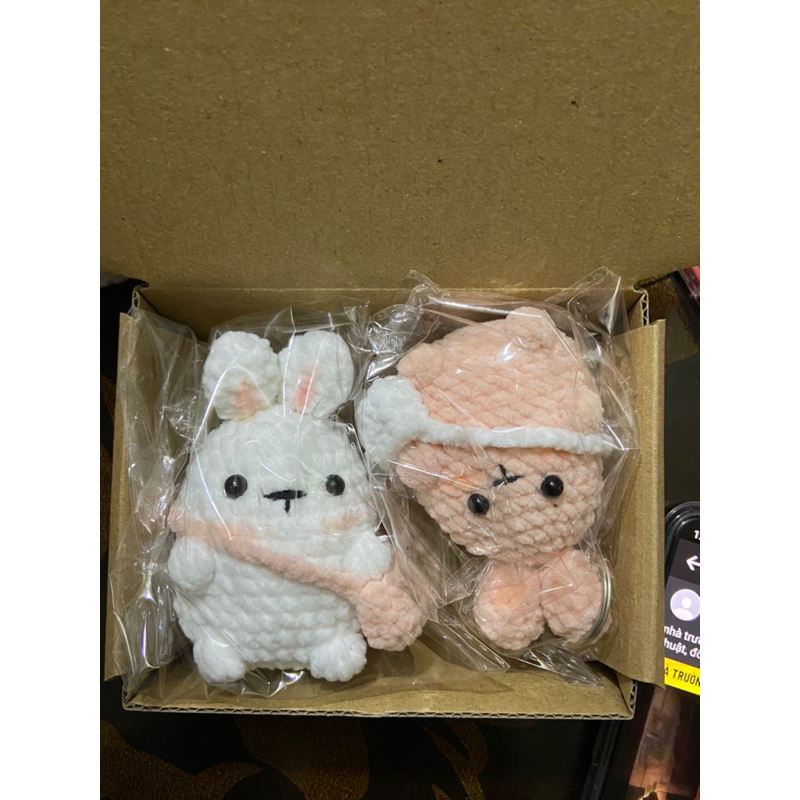 Thỏ đeo túi bằng len handmade