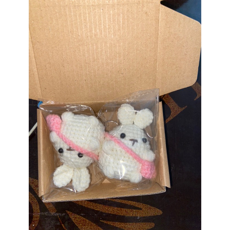 Thỏ đeo túi bằng len handmade